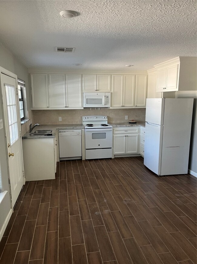 Foto del edificio - 18222 Bonnie Alice Dr