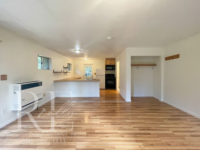 Building Photo - Quiet Private Wooded Studio