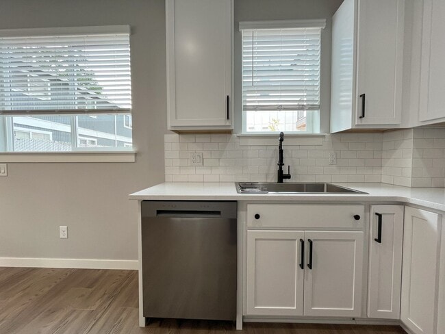 Building Photo - Bright & Modern 1-Bedroom with Open Layout...