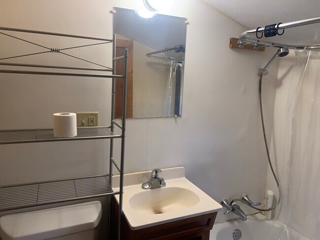 bath - 327 2nd St NE