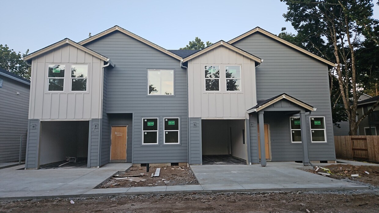 Foto principal - 3198 NE Division St