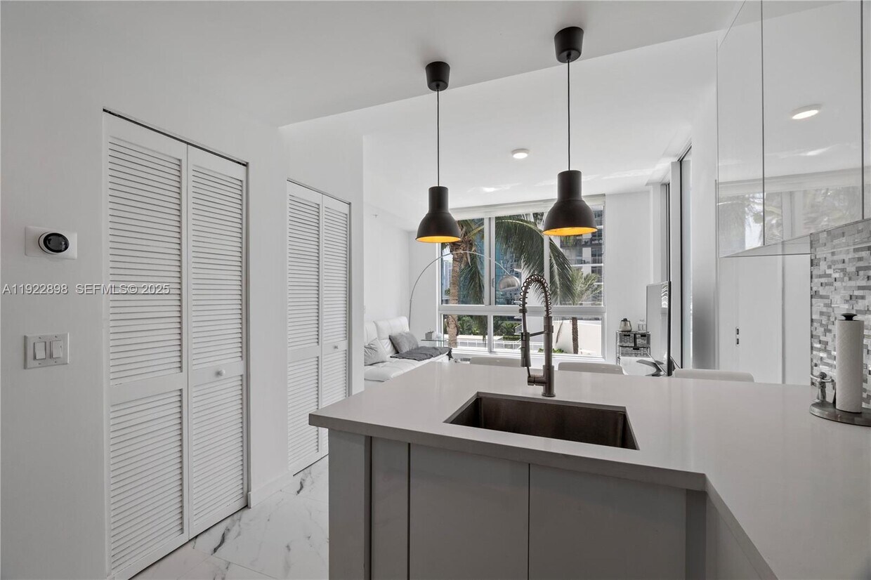 Foto principal - 300 S Biscayne Blvd