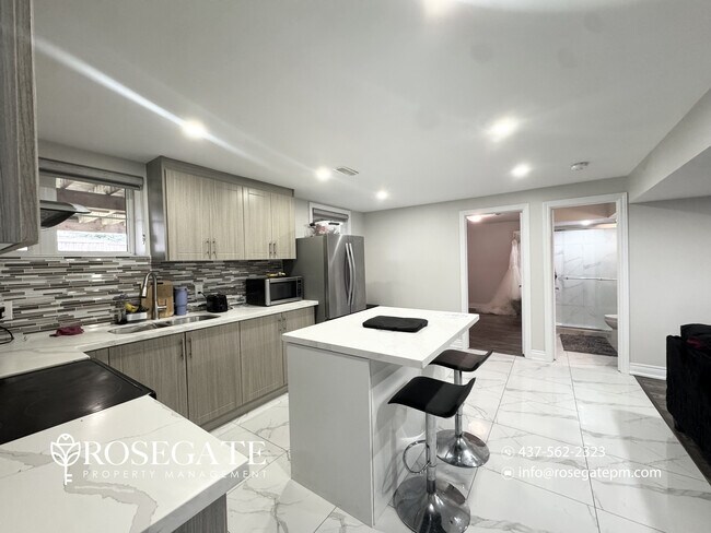 Photo du bâtiment - Spacious 2-Bedroom Basement Apartment with Parking & Walk-In Closet