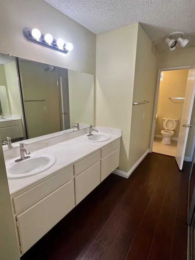 Foto del edificio - Charming 2 Bed 1.5 Bath Condo in Quiet and...