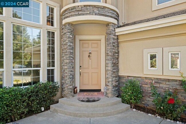 Building Photo - 418 Golf Ct