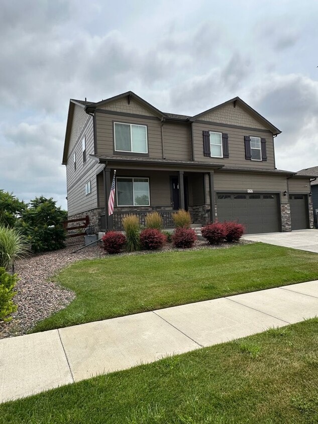 Primary Photo - Gorgeous 5 Bed, 3 Bath House Raindance Com...