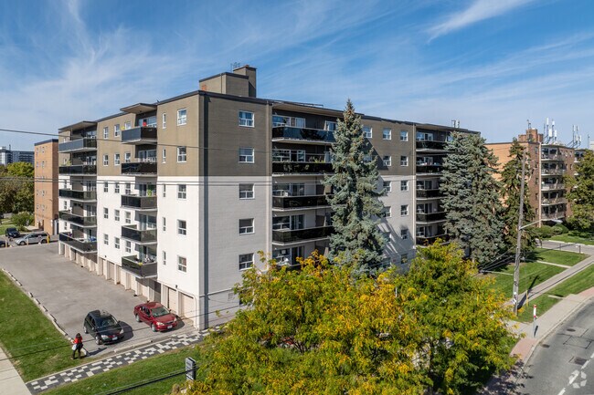 Photo du bâtiment - 4900 Bathurst Street