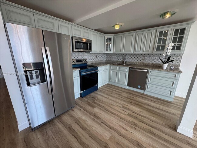 Foto del edificio - 3000 NE 188th St