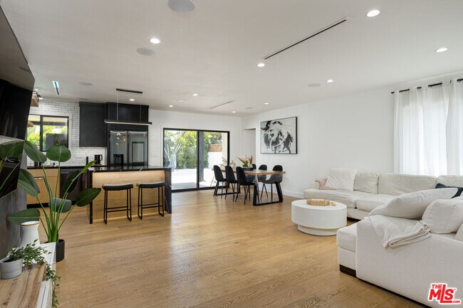Foto del edificio - 6610 Farralone Ave
