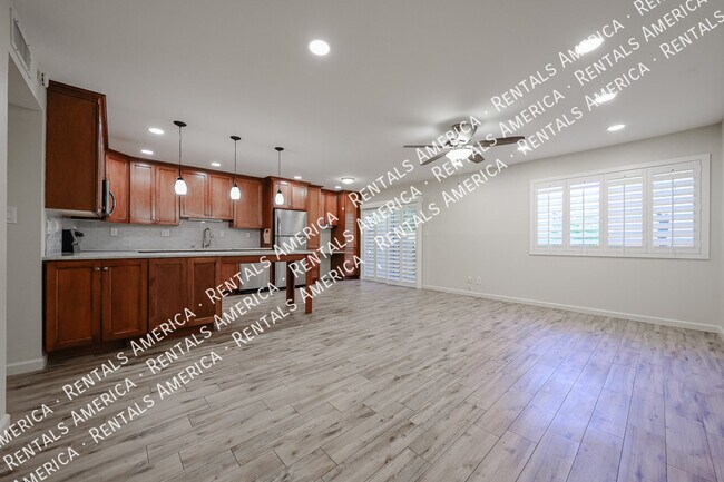 Building Photo - 5525 E Thomas Rd