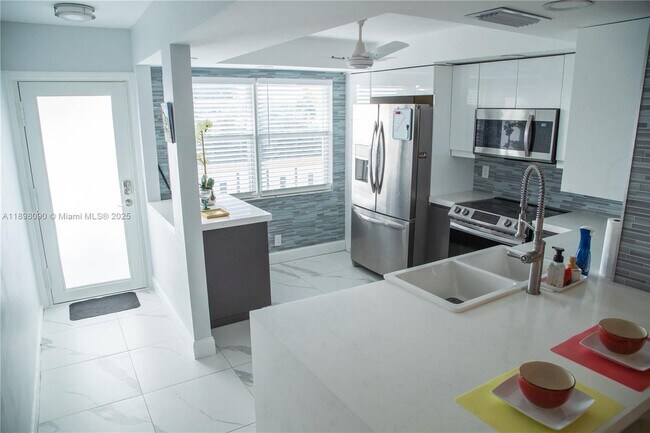 Foto del edificio - 2304 Lucaya Ln