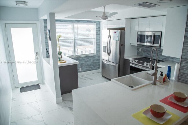 Building Photo - 2304 Lucaya Ln