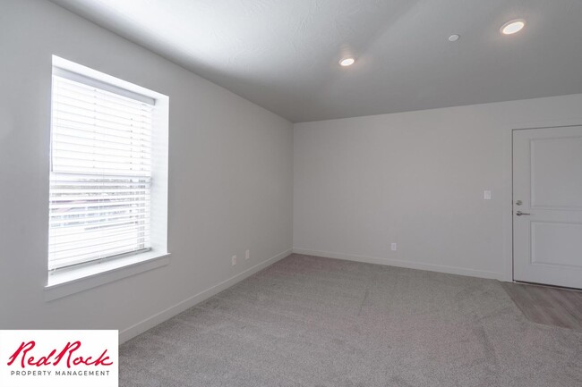 Building Photo - Charming 2 Bedroom End Unit Condo - Pet Fr...