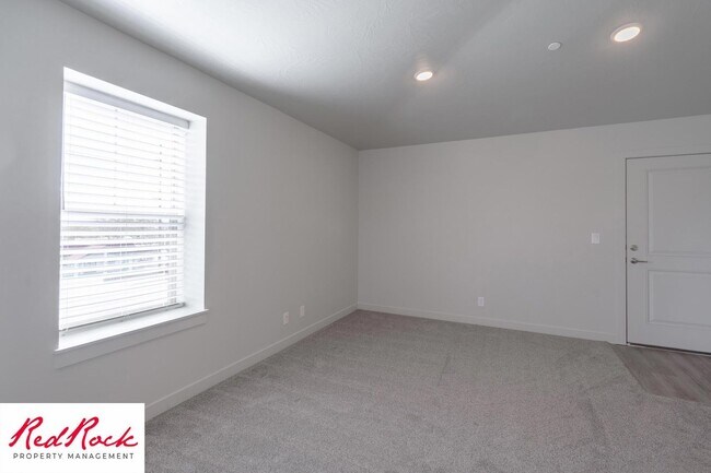 Foto del edificio - Charming 2 Bedroom End Unit Condo - Pet Friendly!