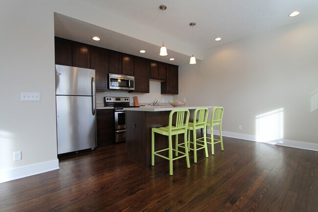 Foto del edificio - Large 3 bedroom 2.5 bath remodeled home! L...