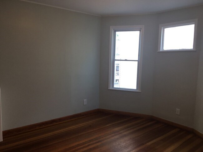 Building Photo - 52 Ridgewood St
