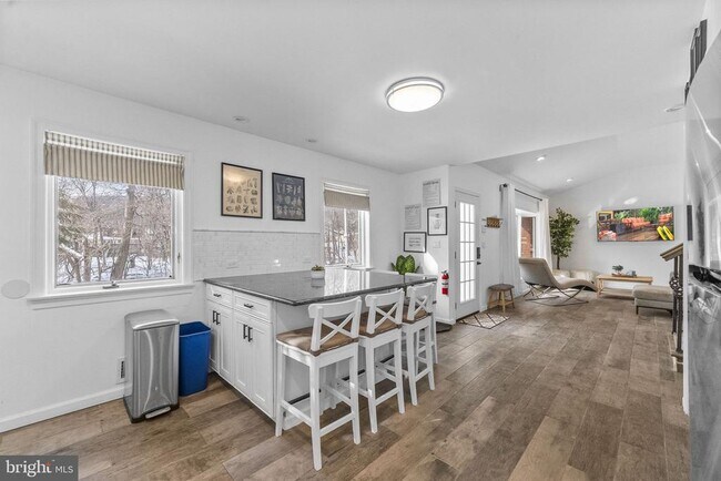 Foto del edificio - 191 Lakeshore Dr