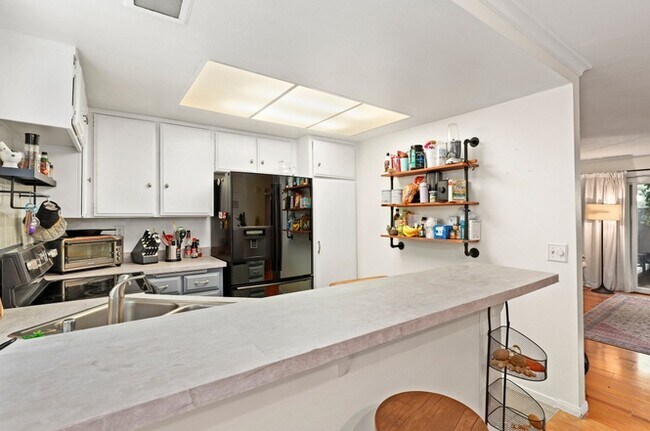 Foto del edificio - 6544 College Grove Dr