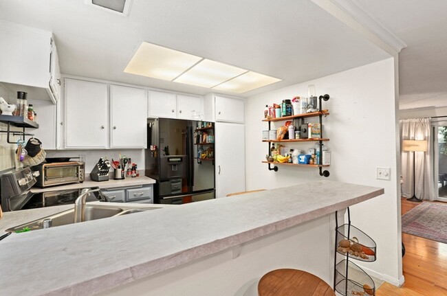 Building Photo - 6544 College Grove Dr