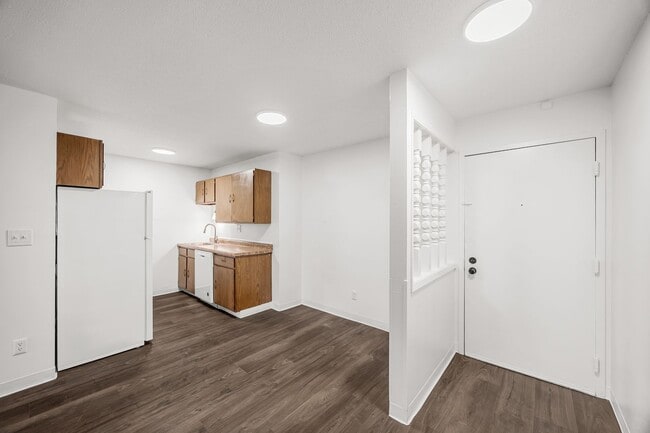 Building Photo - Classic Large One Bedroom