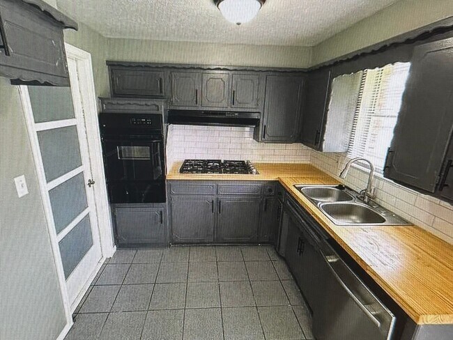 Foto del edificio - Cute 3 bed 1 and a 1/2 bath, updates throughout!