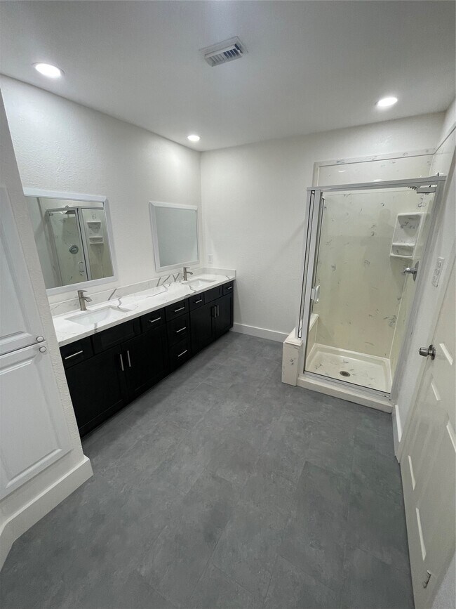 Building Photo - 2110 Chenevert St
