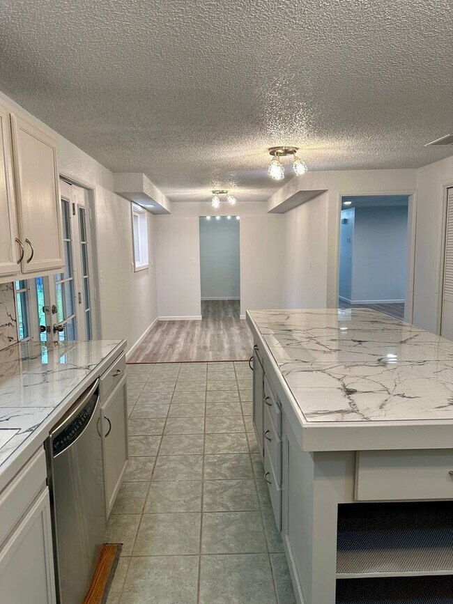 Foto del edificio - Updated 3bd/2BA South Suburbs Home with RV Parking, Large Yard & Garage