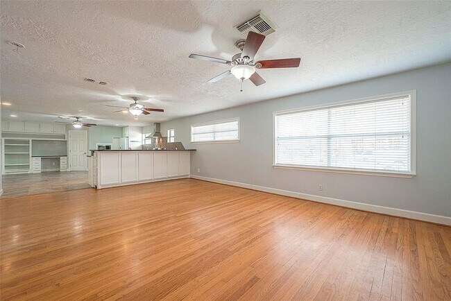 Building Photo - 1729 Bayram Dr