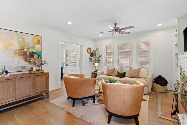 Foto del edificio - 1002 W Cottage St