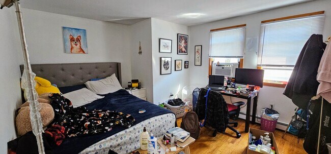 Building Photo - Must-See Spacious 3-bedroom/1-Bath Unit Brighton