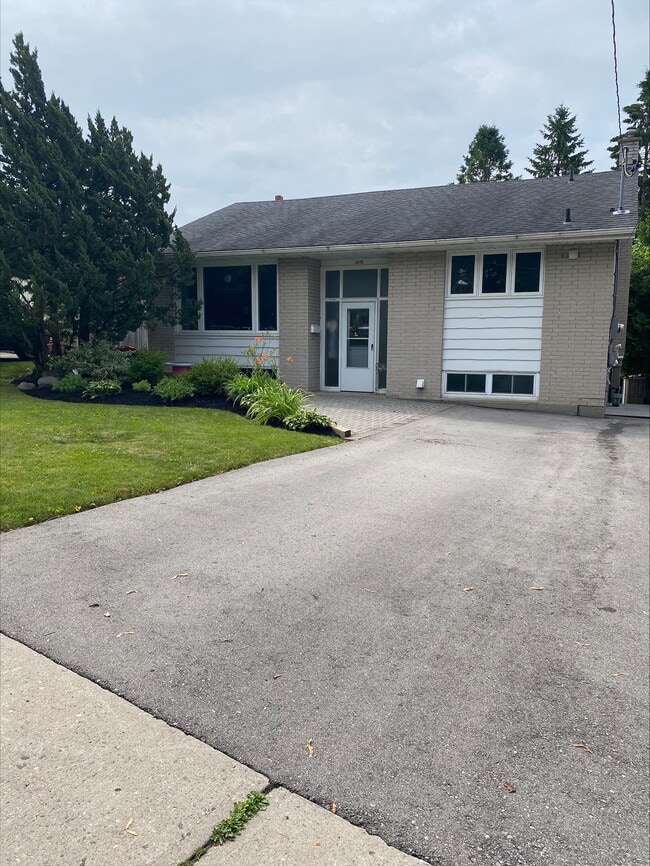 Photo du bâtiment - 1075 Willowdale Av