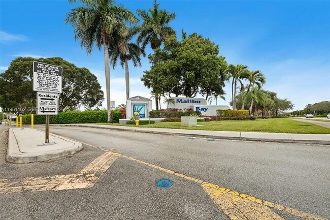 Foto del edificio - 20807 NW 3rd Ct