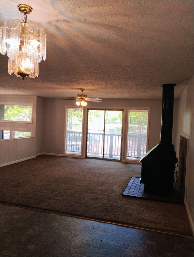Building Photo - Large 4 Bedroom Home w/Basement! Convenien...