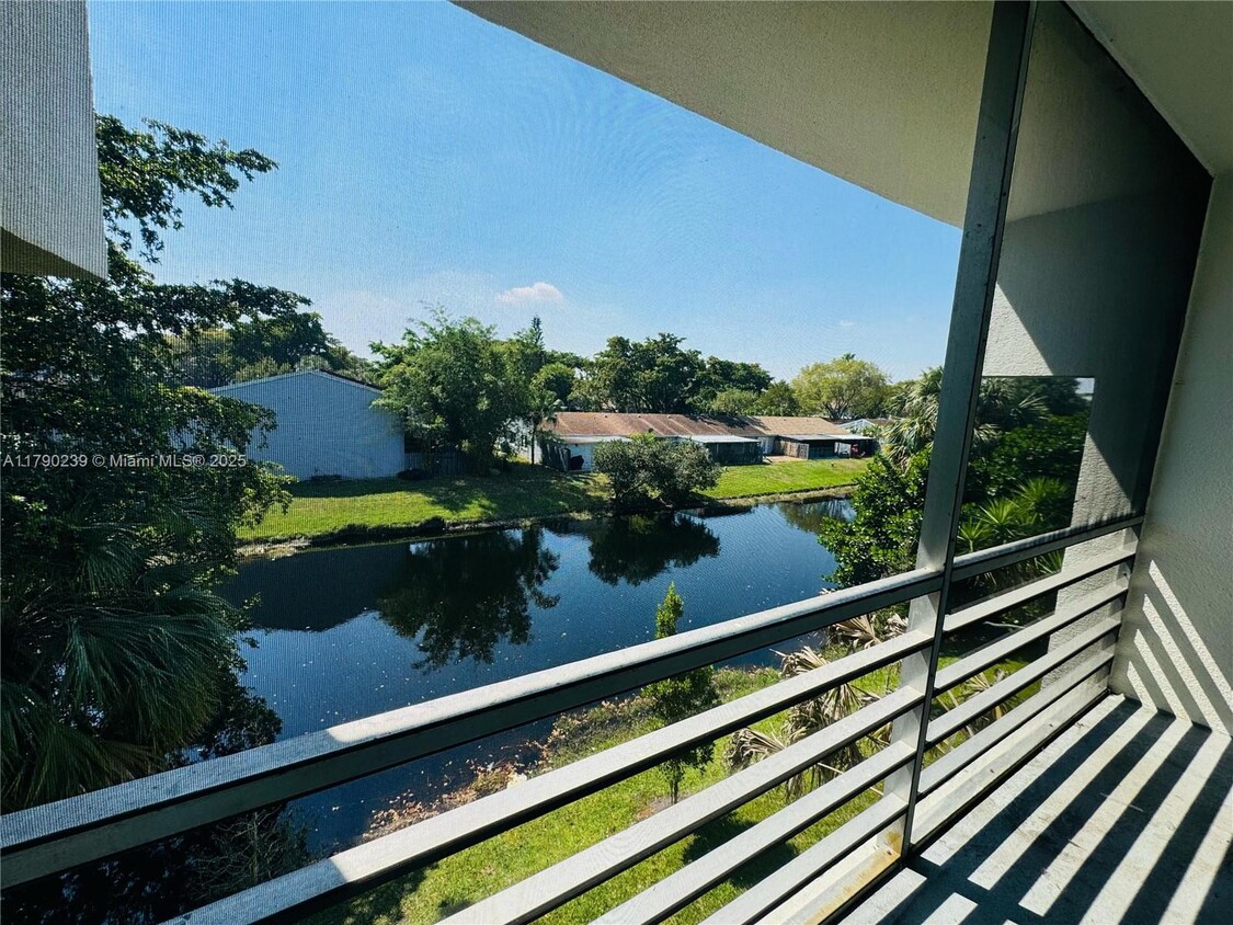 Primary Photo - 4215 N University Dr