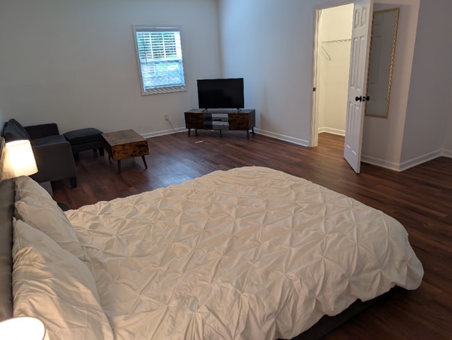 Foto del edificio - 5700 Miles Rd