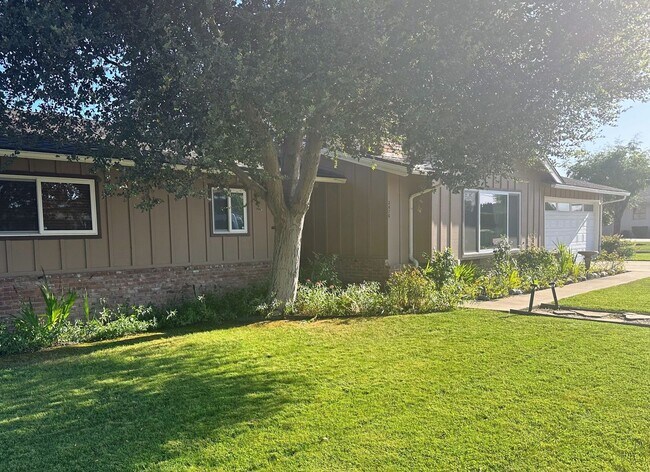 Foto del edificio - Beautiful Santa Ynez Home with Solar Power, Spa, Fruit Trees & Exceptional Outdoor Living