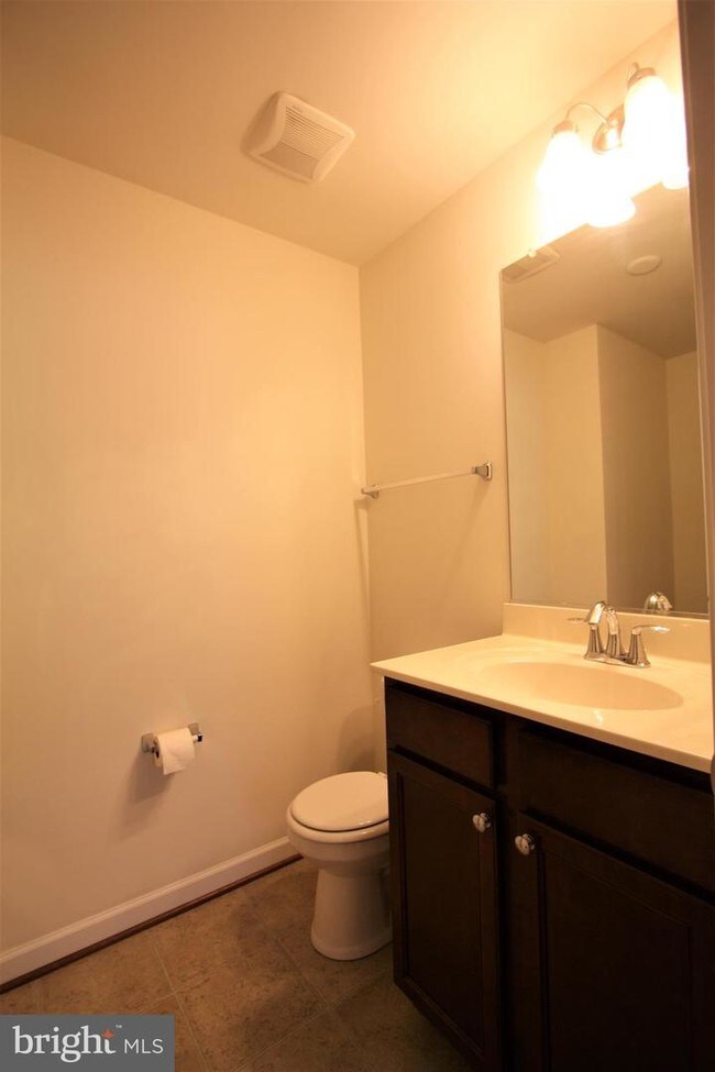 Building Photo - 665 English Ivy Way