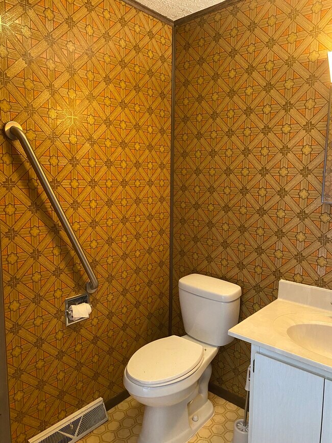 Medio baño en la planta superior - 1441 Northwest Dr