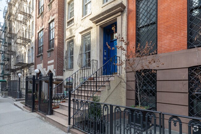 Entrada - 447 W 44th St