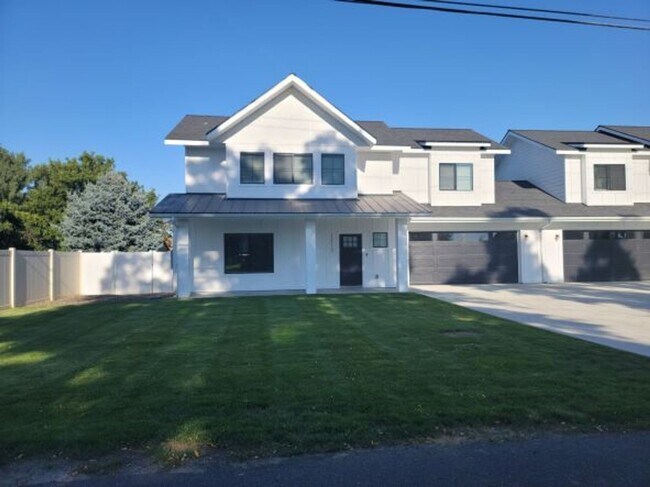 Building Photo - Brand New 4 Bed 3 Bath Modern Farmhouse St...