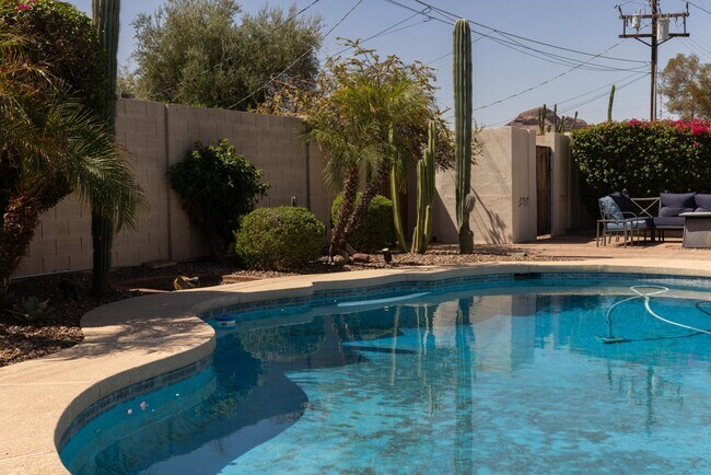 Foto del edificio - 6821 E Palm Ln