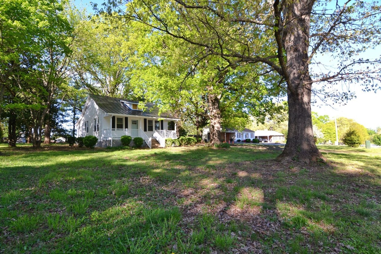 313 Dixie Airport Rd, Madison Heights, VA 24572 House Rental in