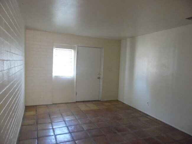 Foto del edificio - 4907 E Willetta St