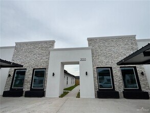 Building Photo - 15 Selena St