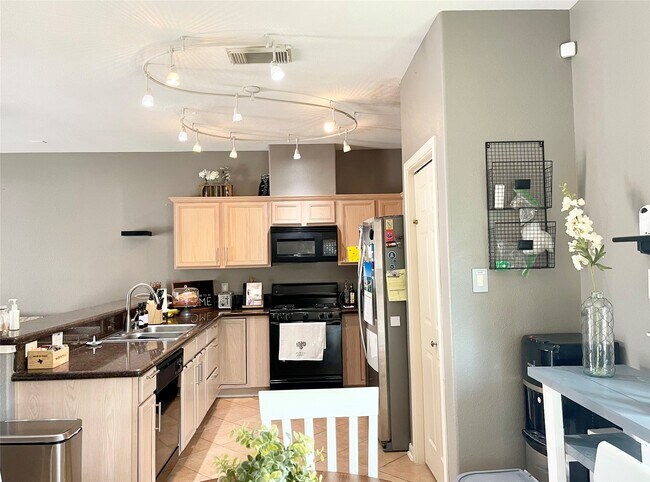 Foto del edificio - 2225 Naomi St