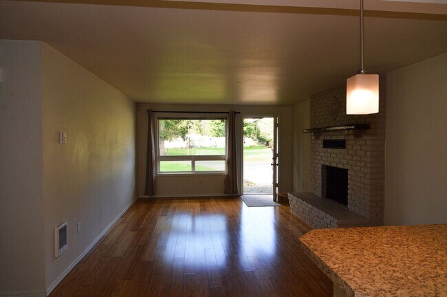 Building Photo - Beautifully updated 2 bedroom duplex in Fi...