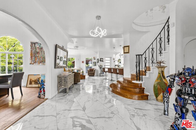 Foto del edificio - 2240 Hillhurst Ave