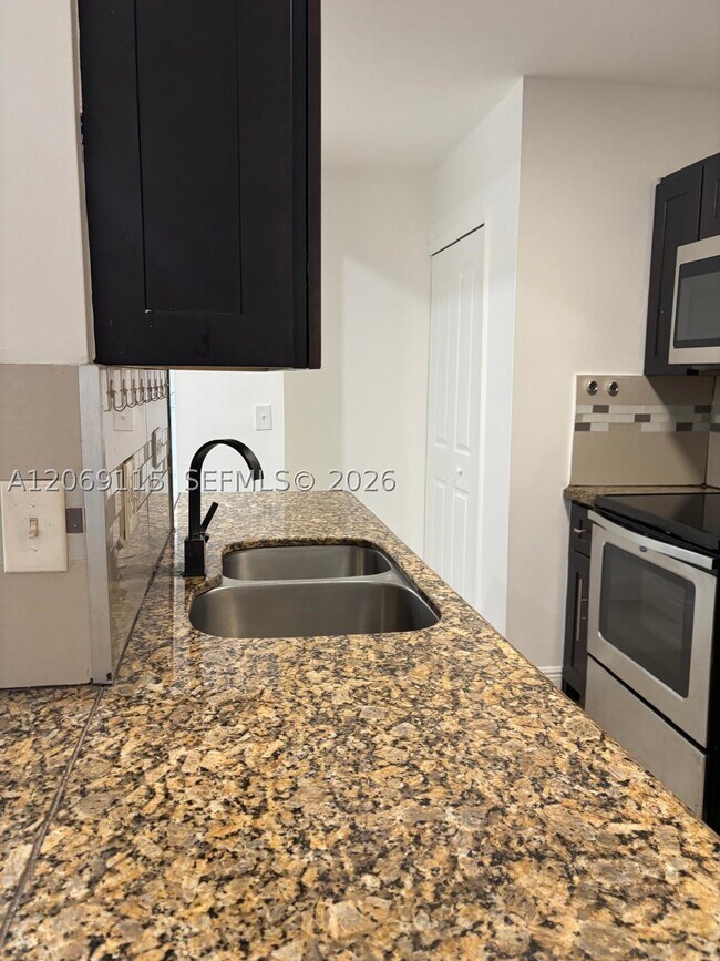 Foto del edificio - 18344 NW 68th Ave