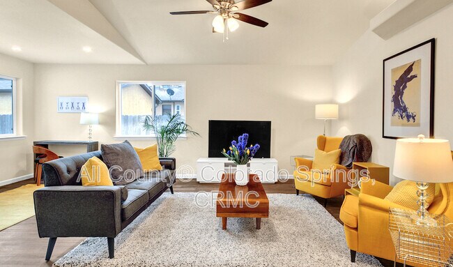 Foto del edificio - 55 Royal Crest Dr