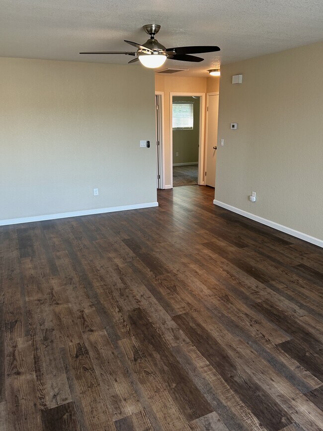 Foto del edificio - 1352 McNary Cir
